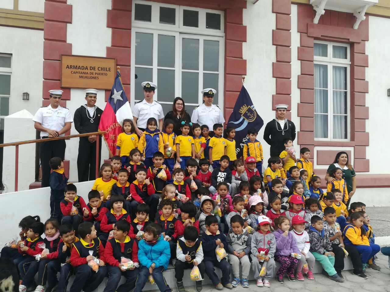 Puerto Angamos celebró el Mes del Mar apoyando concurso de pintura infantil