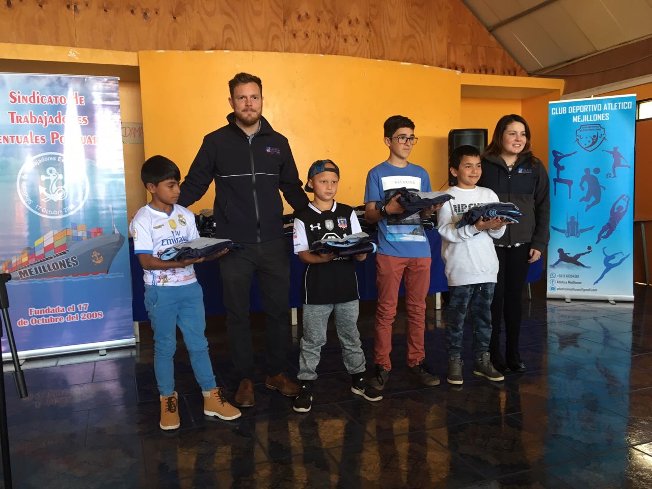 Puerto Angamos donó indumentaria deportiva para niños y jóvenes del  Club Atlético de Mejillones