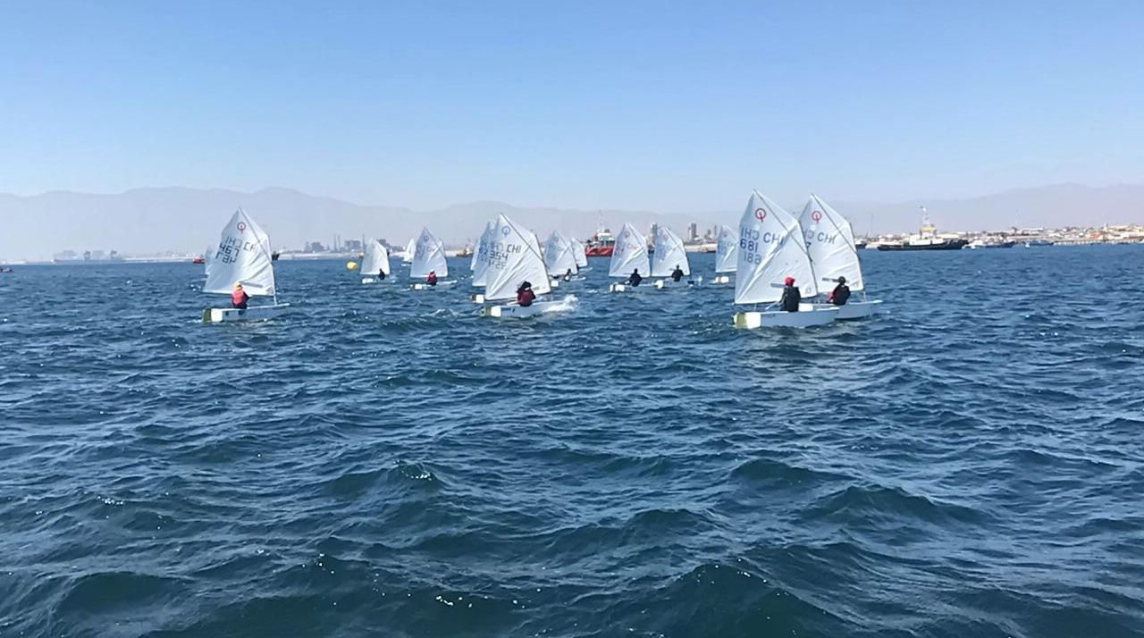 Escuela de Vela de Puerto Angamos participó en regata “Héroes de Angamos”