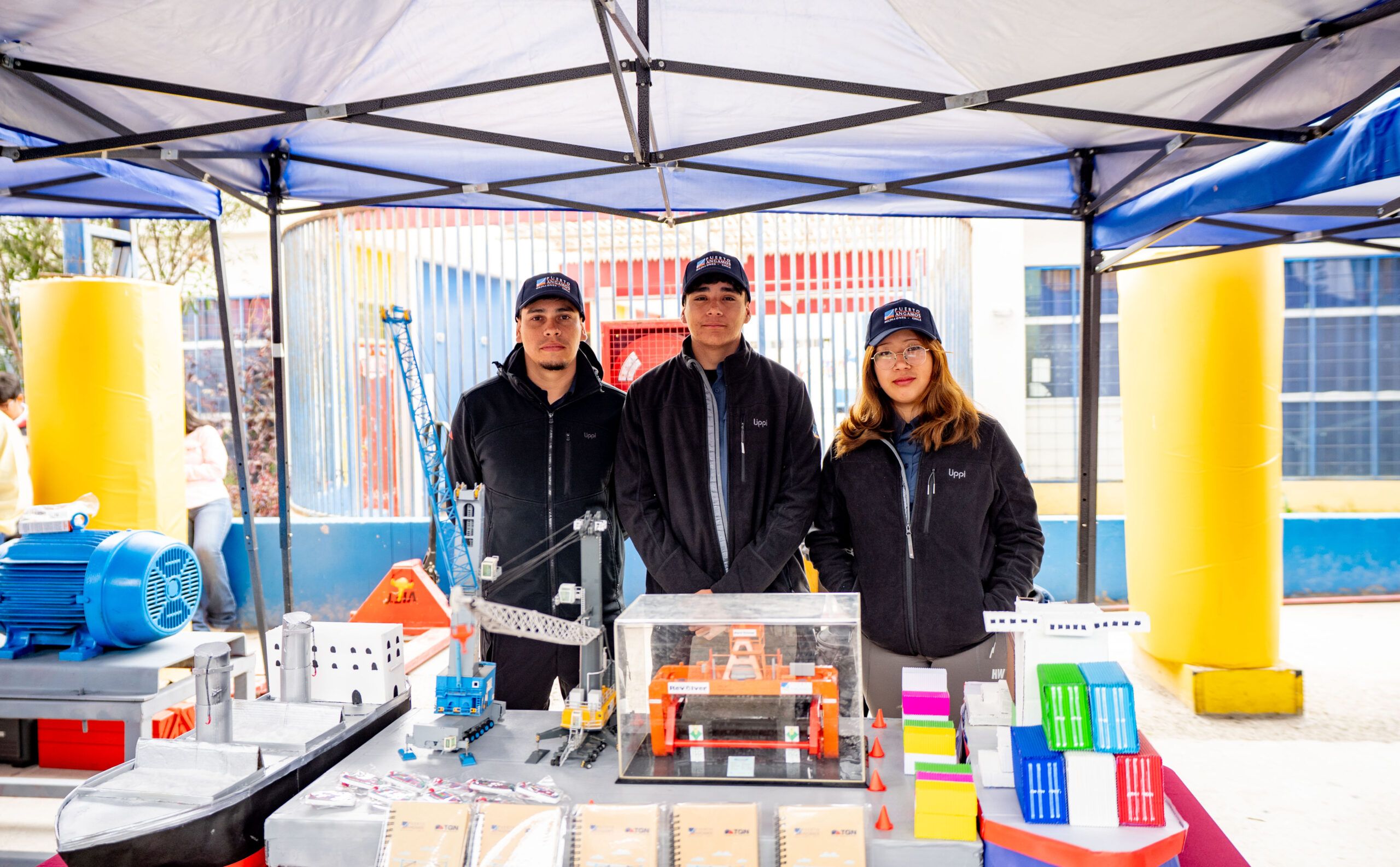 Estudiantes duales de Puerto Angamos participan en Feria Técnico Profesional del Complejo Educacional Juan José Latorre
